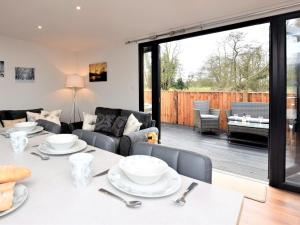 East Harling2 Bed in Thetford 73624的客厅配有桌椅