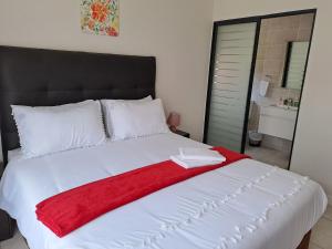 比勒陀利亚THE BLYDE Holiday Apartments的一张白色的大床,上面有红毯