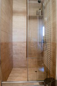 奥林匹亚Estia guest house的浴室里设有玻璃门淋浴