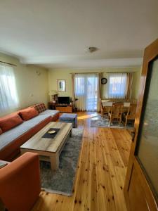 扎布利亚克Apartments center Zorić的客厅配有沙发和桌子