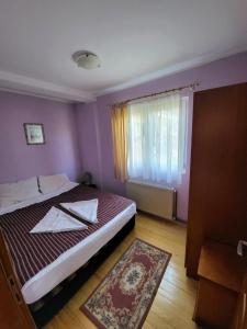 扎布利亚克Apartments center Zorić的一间小卧室,配有床和窗户