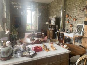 Monthureux-le-SecLE CHATEAU DE MONTHUREUX LE SEC的配有桌椅和厨房的房间