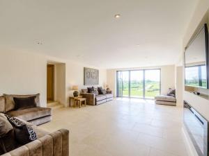 Finghall4 Bed in Bedale 80704的客厅设有两张沙发和一个大窗户