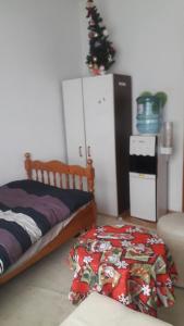 斯特鲁加Rooms Struga的卧室配有一张挂在墙上的圣诞树床。