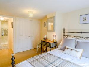 Sandford2 bed property in Exeter 79431的卧室配有床、桌子和门