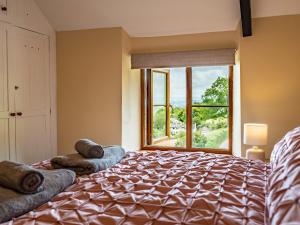 Llanover2 Bed in Abergavenny 83894的一间卧室设有一张大床和大窗户