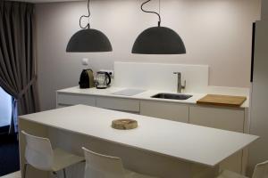 昂特赞Strasbourg Entzheim的厨房配有2盏吊灯和水槽