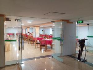 荣市Khách sạn Hữu Nghị的餐厅内带桌椅的用餐室