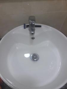 弗里德胡Fulidhoo Hathaa Retreat的白色浴室水槽和水龙头