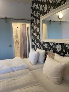 KoskullskulleSkogen-Lodge的一间卧室配有两张床和镜子
