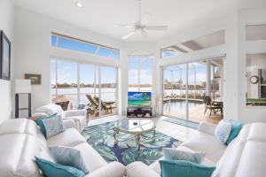 马可岛101 Landmark Street的客厅配有白色家具,享有海景。