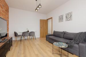 罗兹Minimalist Apartment in Łódź With Parking Near Łódź Kaliska by Renters的客厅配有沙发和桌子