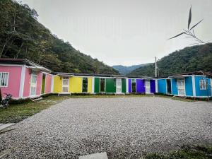 Yü-lan鉄木彩虹小屋的一排带风力涡轮机的色彩缤纷的房屋
