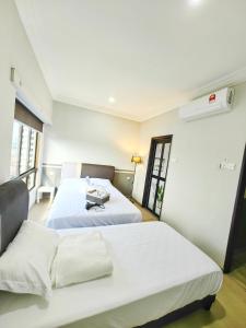 马六甲Klebang GX Homestay Resort Pool View P0804 with Netflix, TVBox and Games的一间卧室设有两张床和窗户。