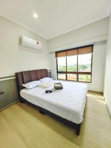 马六甲Klebang GX Homestay Resort Pool View P0804 with Netflix, TVBox and Games的卧室配有一张带白色床单的大床和窗户。