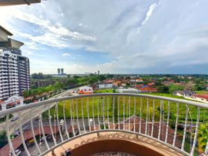 马六甲Klebang GX Homestay Resort Pool View P0804 with Netflix, TVBox and Games的大楼的阳台享有城市美景。