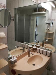 圣恩吉玛Top Appartment mit Weitblick und Late Check-Out inklusive aktivCARD的一间带水槽和大镜子的浴室
