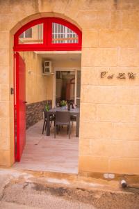 沙拉C'Est La Vie的红门砖墙和用餐室