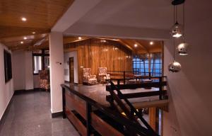 佩林Kaya Gantavya Resort的大楼内带桌椅的用餐室