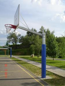 新梅斯托APP - studio - soba, kolesa, fitnes soba的篮球网公园里的篮球架