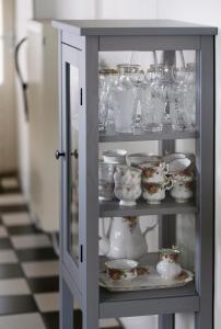 韦尔特Op d'n Stolberg的橱柜,里面装有碗碟和花瓶