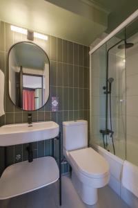 圣地亚哥APT Serviced Apartments Santiago的一间带卫生间、水槽和镜子的浴室