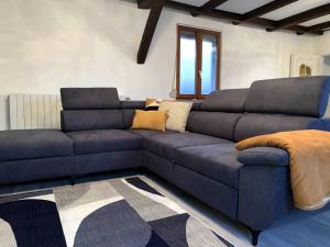 EpfigMaison-Le Cocon De Marguerite的客厅配有大型蓝色沙发