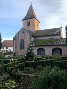 EpfigMaison-Le Cocon De Marguerite的教堂前方有圣诞树