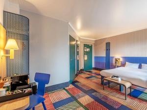 布雷斯特B&B HOTEL Brest Port du Moulin Blanc的配有一张床和一张书桌的酒店客房