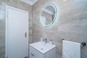 杜布罗夫尼克Apartments Vulicevic的浴室设有白色水槽和镜子