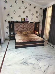 瑞诗凯诗Luxury Ganges view Villa Homestay (Vacaow)的一间设有一张大床和大理石地板的卧室
