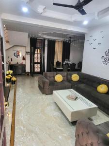 瑞诗凯诗Luxury Ganges view Villa Homestay (Vacaow)的一个带沙发和桌子的充水客厅