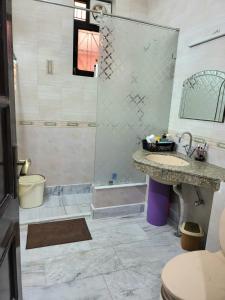 瑞诗凯诗Luxury Ganges view Villa Homestay (Vacaow)的带淋浴、盥洗盆和浴缸的浴室