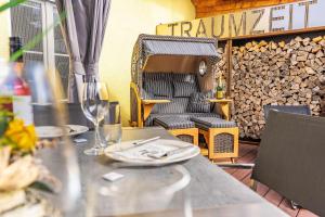 科尔斯万特Ferienhaus Ostwind的餐厅的桌子和椅子