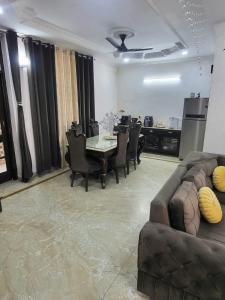 瑞诗凯诗Luxury Ganges view Villa Homestay (Vacaow)的一间配备有桌椅和沙发的会议室