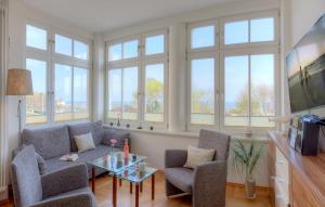 塞巴特阿尔贝克Villa Louise Nr 05的带沙发、椅子和窗户的客厅