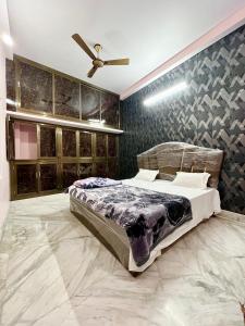 瓦拉纳西Trilok Residency - Dashashwamedh Varanasi的一间卧室配有一张床和吊扇