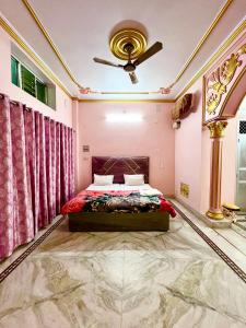 瓦拉纳西Trilok Residency - Dashashwamedh Varanasi的一间卧室设有一张床和天花板