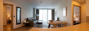 萨瓦德尔阿提卡21瓦勒斯公寓式酒店的客厅配有沙发和桌子