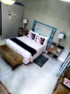 纳布姆斯普雷特Africas Eden Guesthouse的一间卧室配有一张大床和一张桌子