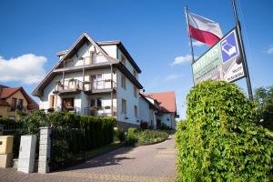 波莫瑞地区德拉夫斯科Artemis的前面有旗帜的房子
