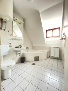 伊德里亚Gostišče Barbara的白色的浴室设有水槽和卫生间。