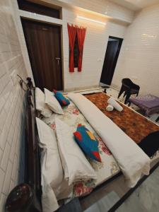 斋沙默尔金万寿菊酒店的一间卧室配有一张带枕头的大床