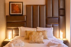 罗马Fontana di Trevi Roma Luxury Suite的卧室配有带枕头的大型白色床
