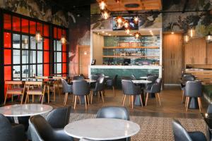 贝利克杜祖展览者酒店的一间带桌椅的餐厅和一间酒吧
