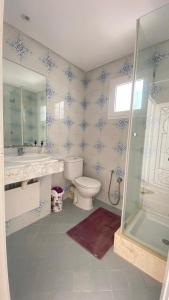 纳布勒Dar el Zyne的浴室配有卫生间、盥洗盆和淋浴。