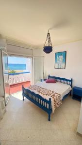 纳布勒Dar el Zyne的一间卧室设有一张床,享有海景