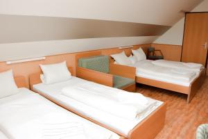 克塞洛斯卡尔沙达旅馆的一间带两张床和椅子的房间