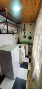 阿鲁沙昆达优服务式公寓旅馆的厨房配有冰箱和炉灶。