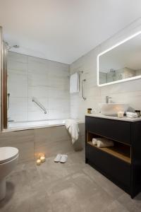 多基费兹帕特里克城堡酒店的浴室配有盥洗盆、卫生间和浴缸。